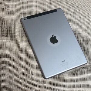 Apple iPad - Space Gray Aluminum Back